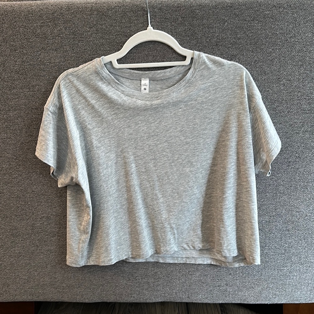 Lululemon cates T. Washed but never worn